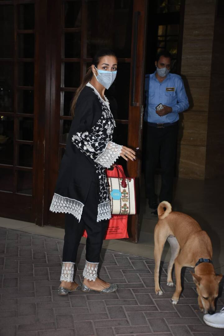 सफेद लेस वाला काला सूट पहनकर मलाइका निकलीं तो फैंस भी बोल उठे. तैनूं सूट सूट करदा.