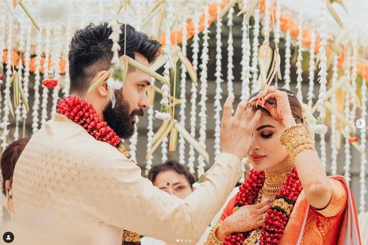 Mouni Roy Wedding: બોલીવૂડ એક્ટ્રેસ મૌની રોયે (Mouni Roy) પોતાના બોયફ્રેન્ડ સૂરજ નામ્બિયાર (Suraj Nambiar) સાથે લગ્ન કરી લીધા છે. મૌની અને સૂરજની પહેલી તસવીર સામે આવી છે. મૌની અને સૂરજે ગોવામાં સાઉથ ઇન્ડિયન રીત રિવાજ પ્રમાણે લગ્ન કર્યા છે. મૌની અને સૂરજ તસવીરમાં મંડપમાં બેઠેલા જોઇ શકાય છે. બંનેની આ તસવીર ખૂબ જ વાયરલ થઈ રહી છે. સાઉથ ઇન્ડિયન બ્રાઇડ બનેલી મૌની ખૂબ જ સુંદર લાગી રહી છે.