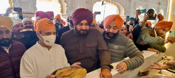 ਇੱਥੇ ਪਹੁੰਚਣ ਤੋਂ ਬਾਅਦ ਰਾਹੁਲ ਆਪਣੇ ਉਮੀਦਵਾਰਾਂ ਨਾਲ ਸਭ ਤੋਂ ਪਹਿਲਾਂ ਸ੍ਰੀ ਹਰਿਮੰਦਰ ਸਾਹਿਬ ਵਿਖੇ ਮੱਥਾ ਟੇਕਣ ਪਹੁੰਚੇ।ਰਾਹੁਲ ਗਾਂਧੀ ਨੇ ਕੜਾਹ ਪ੍ਰਸ਼ਾਦਿ ਦੀ ਦੇਗ ਕਰਾਈ ਤੇ ਦਰਬਾਰ ਸਾਹਿਬ ਅੰਦਰ ਮੱਥਾ ਟੇਕਣ ਲਈ ਗਏ। ਪਰਿਕਰਮਾਂ ਵਿੱਚ ਉਨ੍ਹਾਂ ਨੇ ਲੋਕਾਂ ਨੂੰ ਹੱਥ ਵੀ ਜੋੜੇ।