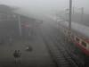 Railway News: कोहरे ने किया ट्रेनों की रफ्तार को कंट्रोल, घंटों की देरी से दिल्ली पहुंच रही हैं ये ट्रेनें