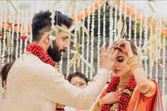 Mouni Roy Wedding Photos: एक चुटकी सिंदूर लगाकर मौनी रॉय ने थामा Suraj Nambiar का हाथ, शादी की तस्वीरें शेयर कर कही ये खास बात