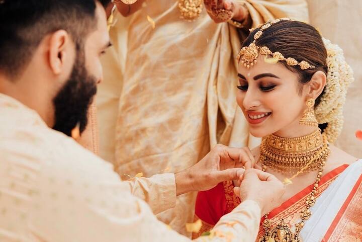 अभिनेता अर्जुन बिजलानीनं सोशल मीडियावर मौनीच्या लग्नाचे फोटो शेअर केले आहेत.