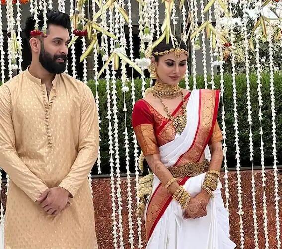 এদিন লাল পাড় সাদা শাড়িতে সেজে উঠতে দেখা গেল অভিনেত্রীকে। একেবারে বাঙালি পোশাকে সেজেছিলেন মৌনী।