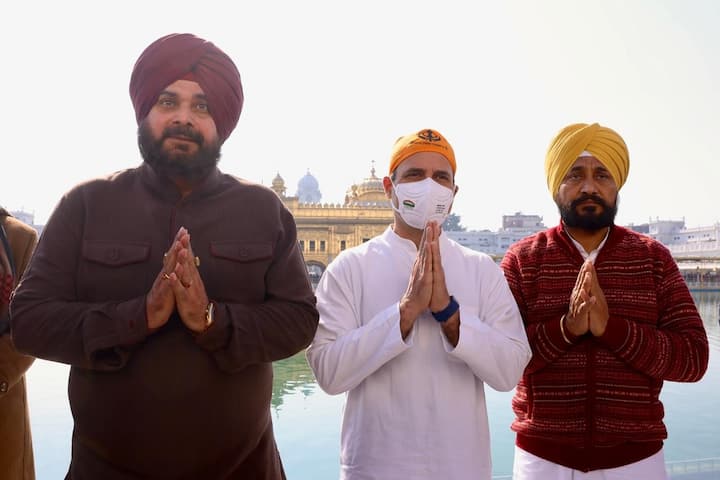 राहुल के साथ सिद्धू और चन्नी का मौजूद होना एक बड़ा राजनीतिक संकेत है. पार्टी ने अभी तक अपने सीएम कैंडिडेट का एलान नहीं किया है. माना जा रहा है कि सिद्धू और चन्नी में से किसी को पार्टी चेहरा बनाएगी. वैसे अब तक किए गए कई सर्वे में चन्नी का नाम सबसे आगे नजर आ रहा है.