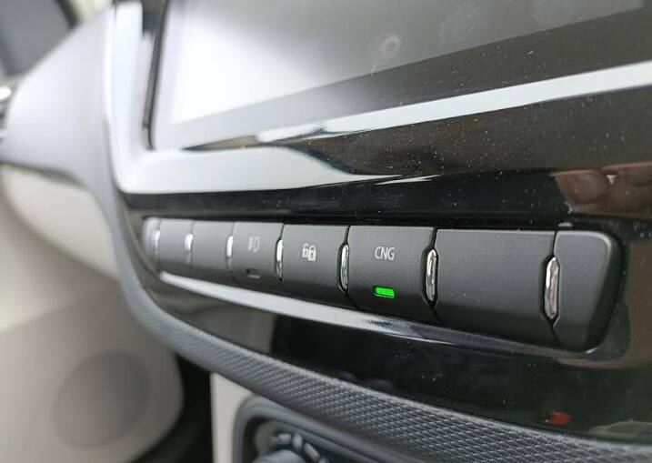 CNGમાં સ્ટાર્ટ- આ સેગમેન્ટની એકમાત્ર સીએનજી કાર છે, જે સીએનજી સ્ટાર્ટ ફિચરની સાથે આવ છે, એટલે કે જો તમારી કારમાં પેટ્રૉલ નથી, તો ત્યારે તમે પણ સીધી સીએનજીથી સ્ટાર્ટ કરી શકો છો, આ ફિચર બાકીની કારોમા નથી. તેને પહેલા પેટ્રૉલ પર સ્ટાર કરવામાં આવે છે. ત્યારબાદ તમે સીએનજી પર શિફ્ટ કરી શકો છો.