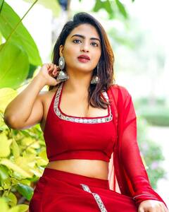 Alekhya Harika: దేత్తడి... ఎరుపు రంగు లెహంగాలో హారిక అమ్మాడి!