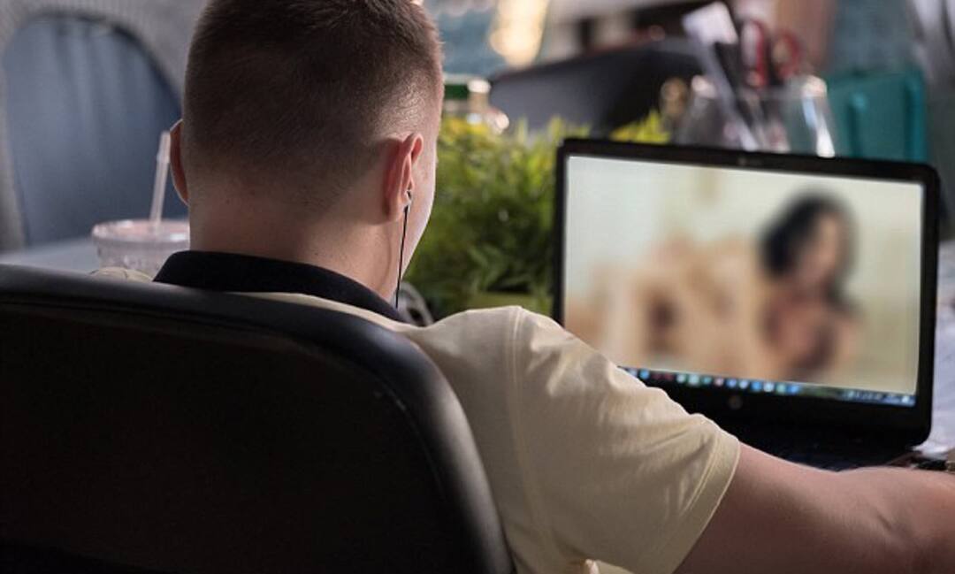 Vadodara: Rs 29,000 was demanded from a bank official Vadodara: વેબ સીરિઝના શોખીન બેન્ક અધિકારીએ લિંક પર ક્લિક કર્યું ને શરૂ થઇ ગયો અશ્લિલ વીડિયો