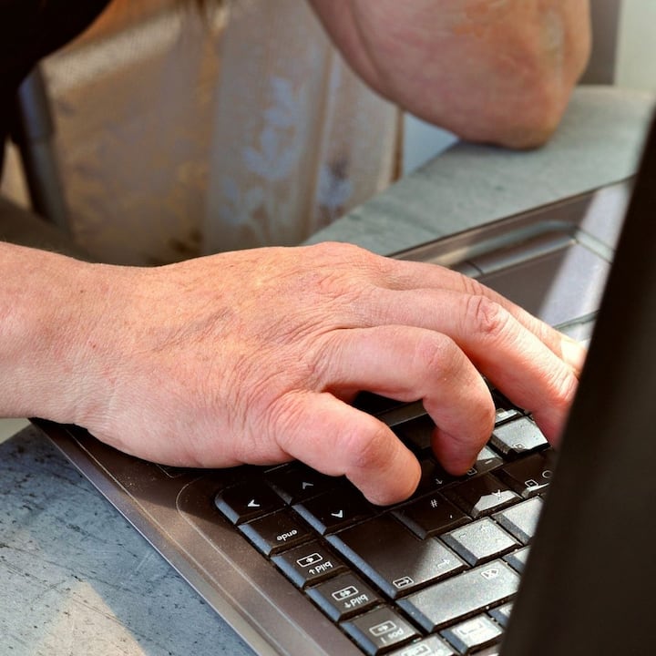 করোনা-পর্বে বেড়েছে ওয়ার্ক ফ্রম হোম । এই সময়ে কাজের খাতিরে সহকর্মীদের প্রায়ই নিজেদের মধ্যে যোগাযোগ রাখতে হয়। সেই কারণে একে অপরের সঙ্গে যোগাযোগের মাধ্যম হিসেবে ভিডিও কলও বেছে নেন অনেকে।