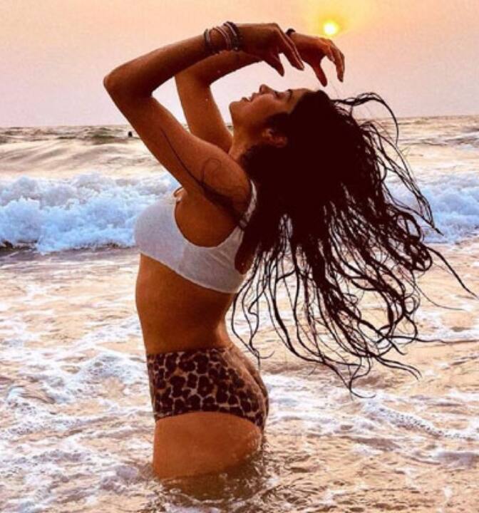 समंदर में मस्ती करती और सनसेट का मजा लेती जाह्नवी कपूर को इन फोटोज में टू-पीस बिकीनी में देखा जा सकता है. उन्होंने लेपर्ड प्रिंट का हाई वेस्ट ब्रीफ्स पहना हुआ है.