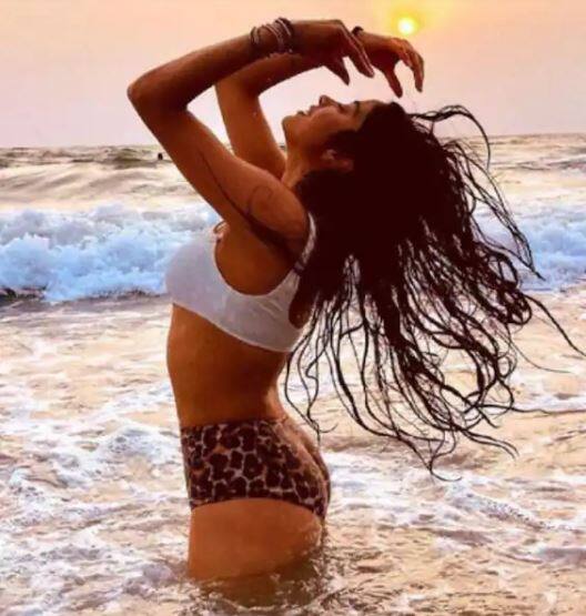 ਇਨ੍ਹਾਂ ਤਸਵੀਰਾਂ 'ਚ ਜਾਨ੍ਹਵੀ ਕਪੂਰ ਨੂੰ ਟੂ-ਪੀਸ ਬਿਕਨੀ 'ਚ ਸਮੁੰਦਰ 'ਚ ਮਸਤੀ ਕਰਦੇ ਅਤੇ ਸੂਰਜ ਡੁੱਬਣ ਦਾ ਆਨੰਦ ਲੈਂਦੇ ਦੇਖਿਆ ਜਾ ਸਕਦਾ ਹੈ। ਉਸ ਨੇ ਲੈਪਰਡ ਪ੍ਰਿੰਟ ਉੱਚੀ ਕਮਰ ਵਾਲੇ ਬ੍ਰੀਫ ਪਹਿਨੇ ਹੋਏ ਹਨ।