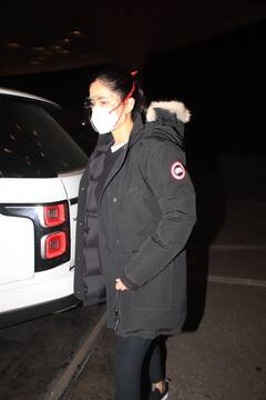 Katrina Kaif Photos: शादी के डेढ़ महीने बाद काम पर लौटीं कैटरीना कैफ, ऑल ब्लैक लुक में एयरपोर्ट पर हुईं स्पॉट