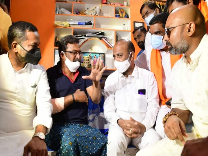 Nizamabad telangana bjp chief bandi sanjay criticizes trs govt attack on mp arvind is planed Bandi Sanjay: సీఎంవో ఆదేశాలతో ఎంపీ అర్వింద్ పై దాడి... బీజేపీ భయపడే పార్టీ కాదు... బండి సంజయ్ కామెంట్స్