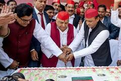 जब Ramgopal Yadav को रोता देख Mulayam Singh Yadav की पत्नी साधना गुप्ता ने पोछे थे आंसू