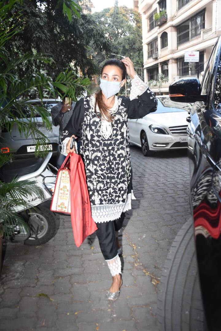 इस आउटफिट के साथ मलाइका ने बालों की पोनी टेल बना रखी थी और चेहरे पर मास्क भी लगाया था. वहीं मलाइका का ये अंदाज फैंस को खूब भा रहा है.