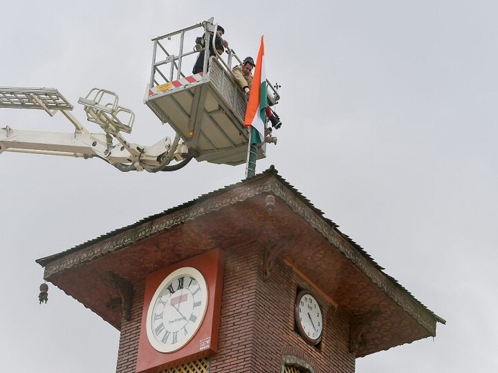 Flag Hoisted at Lal Chowk: जम्मू-कश्मीर के श्रीनगर में लोगों ने लाल चौक पर फहराया तिरंगा झंडा, देखें तस्वीरें