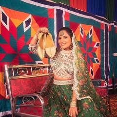 खुद को Madhuri जैसा बनाकर, Richa Chadha ने निभाई जूता चुराई की रस्म, बताएं किस फिल्म में माधुरी ने ये लुक अपनाया था