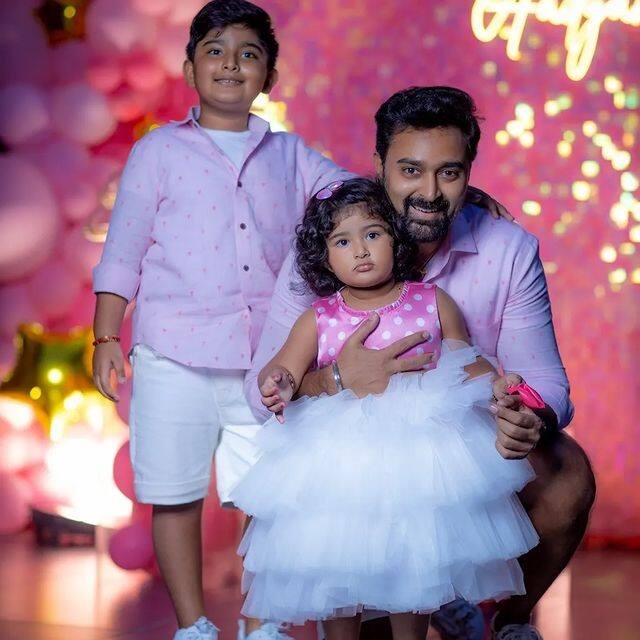 హ్యాపీ ఫ్యామిలీ.. భర్త, పిల్లలతో స్నేహా చిల్ - Image Credit: Sneha/Instagram