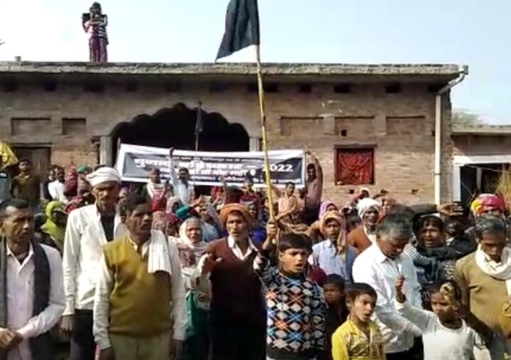 Auraiya villagers boycotted elections and put black flag on houses ann औरैया के एक गांव ने किया चुनावों का बहिष्कार, घरों में लगाया काला झंडा, जानिए क्या चाहते हैं ग्रामीण?