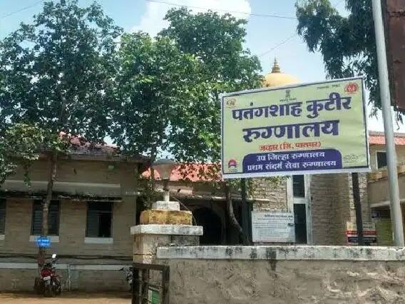 Maharashtra  Palghar  Immediate suspension of two 'ambulance' drivers who refused an ambulance due to lack of money Palghar : पैसे नसल्याने रुग्णवाहिका नाकारलेल्या 'त्या' दोन चालकांचे  निलंबन, जिल्हा प्रशासनाची कारवाई