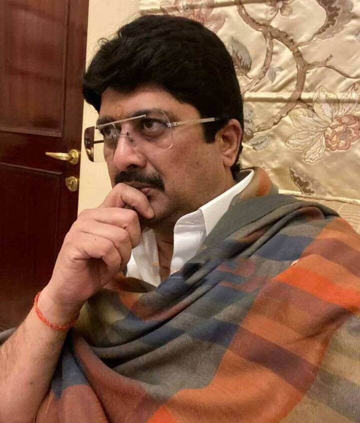 कुंडा से विधायक राजा भैया की पत्नी का नाम भानवी कुमारी है. भानवी कुमारी के पास एक पिस्टल, एक राइफल और एक बंदूक है.