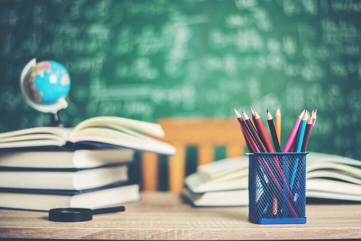 ​आज हुई बैठक में दिल्ली सरकार ने स्कूलों को खोलने का सुझाव दिया. दिल्ली सरकार (Delhi Government) के प्रतिनिधि ने कहा कि दिल्ली में कोरोना की स्थिति में सुधार हुआ है. बच्चों की सामाजिक और आर्थिक कल्याण का और नुकसान होने से रोका जाए.