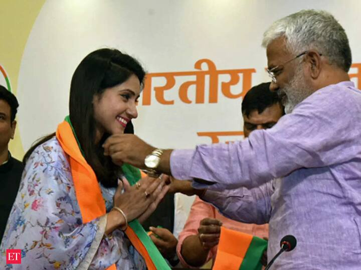 रायबरेली सदर से विधायक अदिति सिंह ने विधानसभा चुनाव से ठीक पहले पार्टी से इस्तीफा देकर बीजेपी ज्वाइन कर ली. बीजेपी ने इन्हें रायबरेली सदर से उम्मीदवार बनाया है.