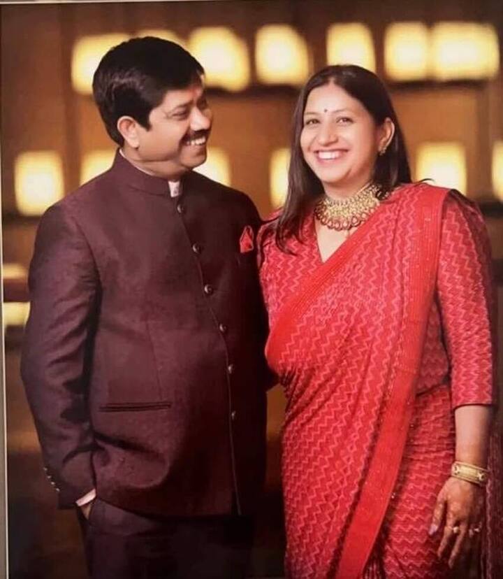 इलाहाबाद दक्षिण से बीजेपी विधायक नंद गोपाल गुप्ता नंदी की पत्नी का नाम अभिलाषा गुप्ता है. अभिलाषा के पास एक पिस्टल और एक राइफल है.