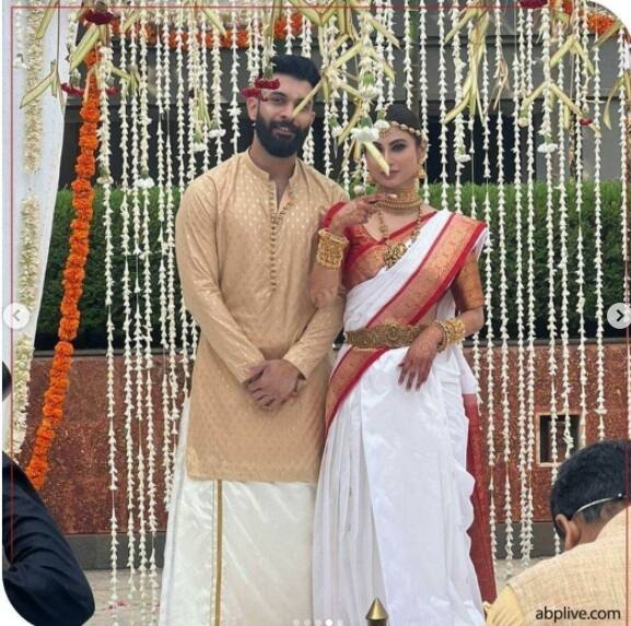 બંનેની આ તસવીર ખૂબ જ વાયરલ થઈ રહી છે. સાઉથ ઇન્ડિયન બ્રાઇડ બનેલી મૌની ખૂબ જ સુંદર લાગી રહી છે.