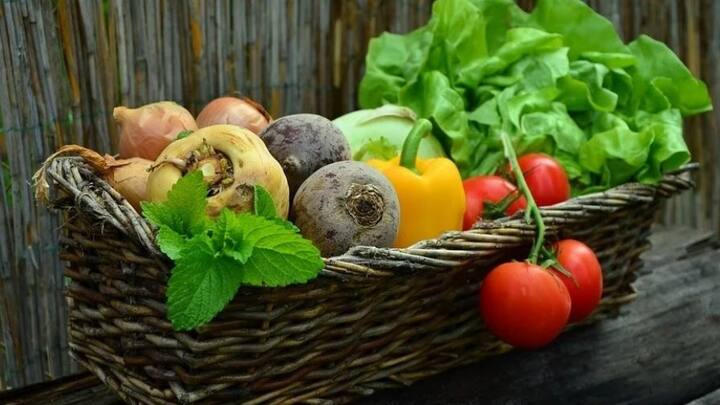 এই রোগের প্রকোপ থেকে রক্ষা পেতে সাধারণত অতিরিক্ত লবণ, চিনি এবং স্যাচুরেটেড ফ্যাট এড়িয়ে চলার পরামর্শ দেন চিকিৎসকেরা। ফল, ফাইবার যুক্ত খাবার, সবুজ শাক-সবজি খাওয়ার পরামর্শ দেন তাঁরা। ওজন নিয়্ন্ত্রণেও জোর দেন চিকিৎসকেরা।