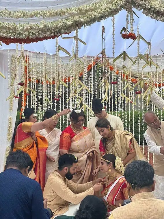 'নাগিন' খ্যাত অভিনেত্রী মৌনী রায়কে দেখা গিয়েছে একাধিক জনপ্রিয় ধারাবাহিকে। এছাড়াও বলিউডে বড় পর্দাতেও কাজ করেছেন।