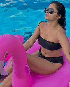 Rubina Dilaik Bikini Look: ब्लैक ट्रांसपेरेंट बिकिनी पहने रुबीना ने दिए कातिलाना पोज, तस्वीरों ने बढ़ाया टेंपरेचर