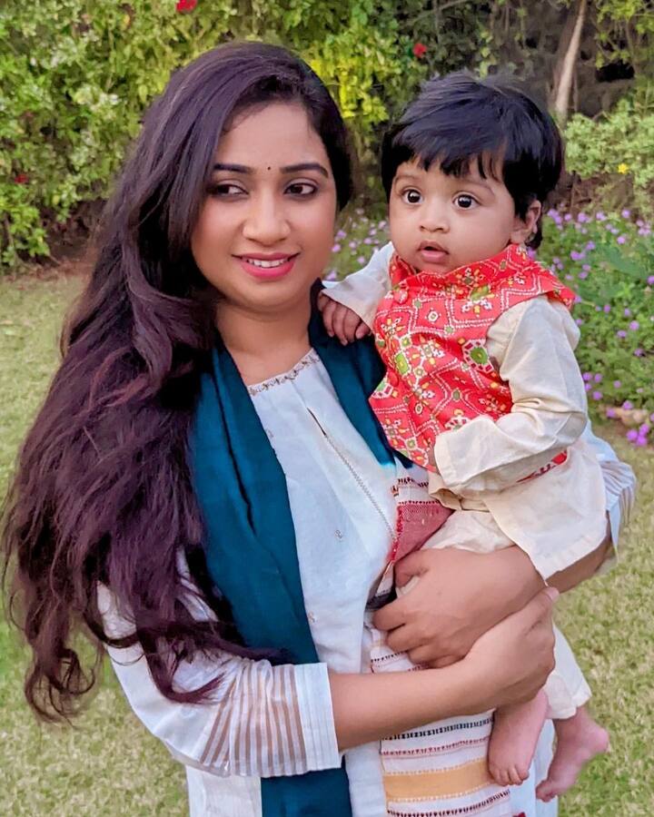 సింగర్ శ్రేయ ఘోషల్ కు తెలుగు అభిమానులు ఎక్కువే. ఆమె పాడిన పాటలు ఎంతో మంది హాట్ ఫేవరేట్లు. -Image credit: ShreyaGhosal/Instagram