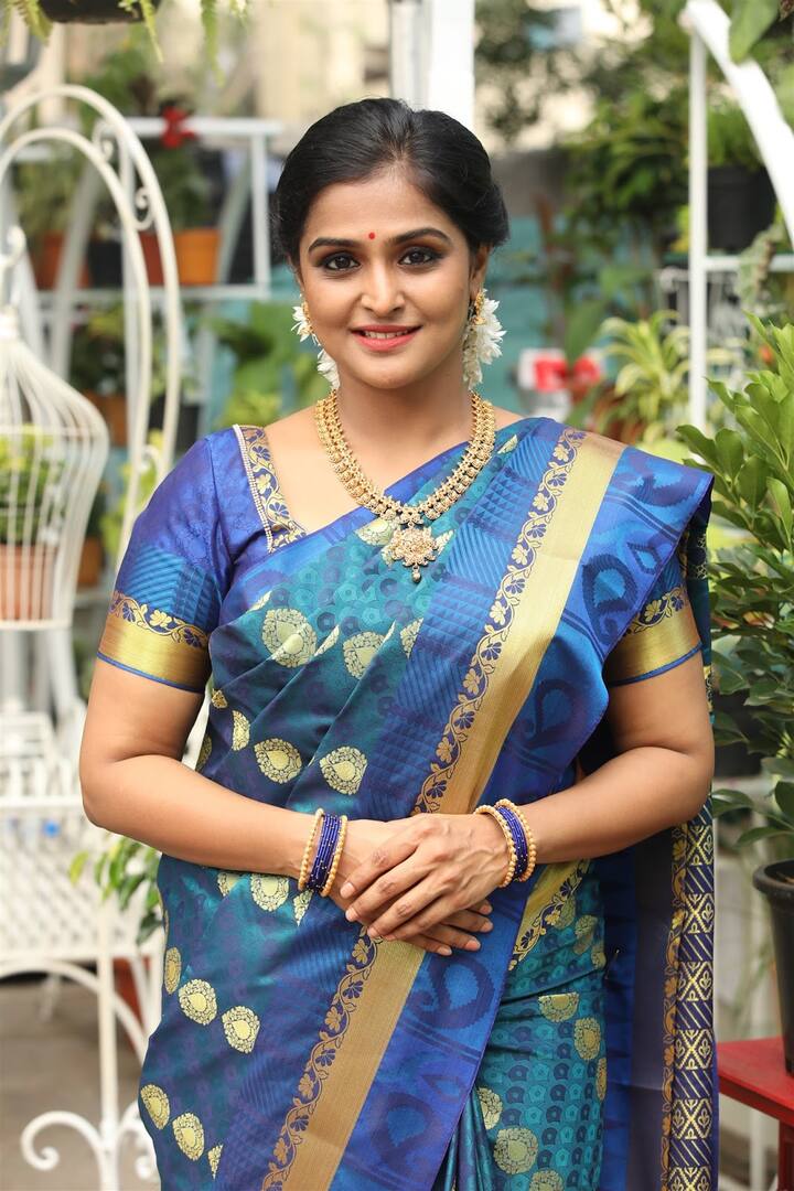 சேதுபதி, பீட்சா, சைத்தான், சத்யா, தமிழரசன் ஆகிய படங்கள் மூலமாக மிகவும் பிரபலம்.