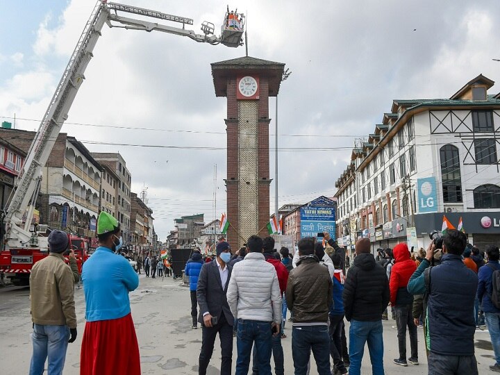 Flag Hoisted at Lal Chowk: जम्मू-कश्मीर के श्रीनगर में लोगों ने लाल चौक पर फहराया तिरंगा झंडा, देखें तस्वीरें