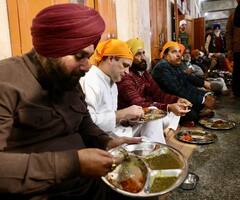 Rahul Gandhi Visit Golden Temple: अमृतसर के Golden Temple पहुंचे Rahul Gandhi, जमीन पर बैठकर खाया लंगर, देखें तस्वीरें