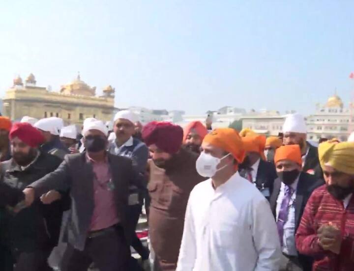 Punjab: Congress leader Rahul Gandhi visits the Golden Temple in Amritsar Punjab Elections: मिशन पंजाब पर Rahul Gandhi, स्वर्ण मंदिर में मत्था टेकने के बाद जलियांवाला बाग में शहीदों को दी श्रद्धांजलि
