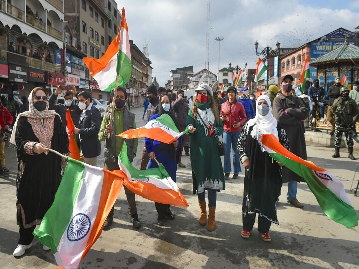 Flag Hoisted at Lal Chowk: जम्मू-कश्मीर के श्रीनगर में लोगों ने लाल चौक पर फहराया तिरंगा झंडा, देखें तस्वीरें