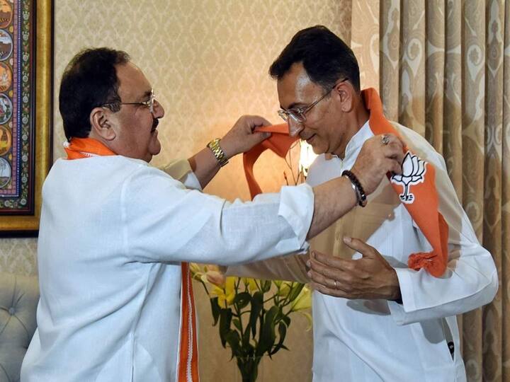 बीजेपी ने यूपी चुनाव से पहले ब्राह्मण बिरादरी को साधने की कोशिश की और पिछले साल जून में कांग्रेस के वरिष्ठ नेता जितिन प्रसाद को पार्टी में शामिल कर लिया. प्रसाद कांग्रेस के उन नेताओं में से थे, जिनकी छवि साफ रही है और वह विवादों से भी दूर रहे.