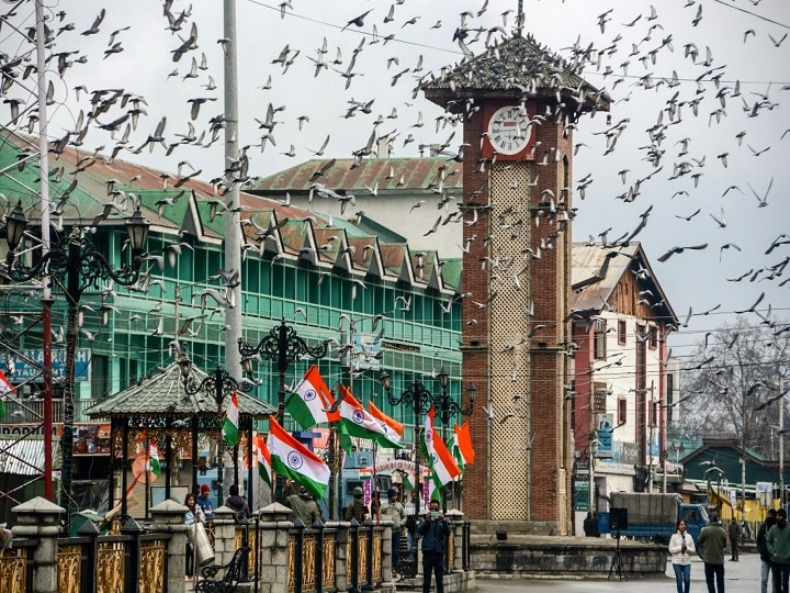 Flag Hoisted at Lal Chowk: जम्मू-कश्मीर के श्रीनगर में लोगों ने लाल चौक पर फहराया तिरंगा झंडा, देखें तस्वीरें