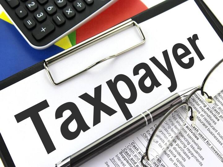 budget 2022 income tax rebate in this year FM nirmala sitharaman Budget 2022 Poll: टैक्स छूट की मौजूदा सीमा को बढ़ाकर कितना करना चाहिए? जानें लोगों की राय