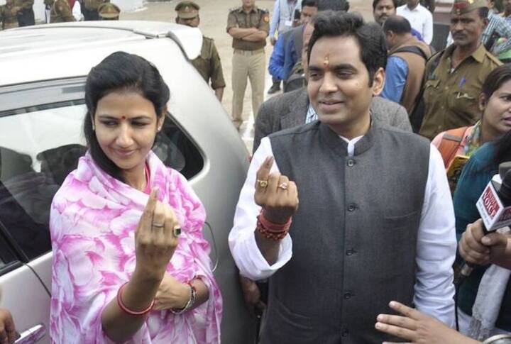 पंकज सिंह देश के रक्षा मंत्री राजनाथ सिंह के बेटे और नोएडा से बीजेपी के विधायक हैं. उन्होंने बताया था कि पत्नी सुषमा के पास दो पिस्टल और एक रिवॉल्वर है.