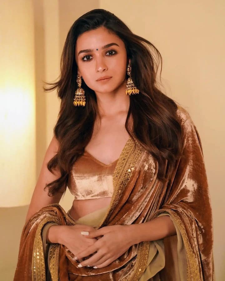Alia Bhatt Lehenga Collection: बॉलीवुड एक्ट्रेस आलिया भट्ट (Alia Bhatt) न सिर्फ एक्टिंग में माहिर हैं बल्कि करोड़ों लोग उनकी खूबसूरती और स्टाइल पर भी फिदा हैं. वैसे तो आलिया जो भी पहनती हैं उसमें वो परफेक्ट दिखती हैं लेकिन इंडियन आउटफिट्स की बात कुछ और ही है.
