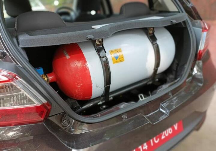 ફ્યૂલ લિડ ખુલ્લા હોય ત્યારે એન્જિન બંધ- ટાટાએ પોતાની સીએનજી કારમાં એક માઇક્રો સ્વિચ આપી છે, આ સ્વિચ ફ્યૂલ લિડ (જ્યાંથી પેટ્રૉલ કે સીએનજી ભરાય છે) ખુલવા પર ignitionને બંધ કરી દે છે. જ્યાં સુધી ફ્યૂલ લિડ ખુલ્લુ રહશે ત્યાં સુધી તમે કારને ચાલુ નહીં કરી શકો. સાથે જ ડ્રાઇવરની ડિસ્પ્લે (MID) પર આની વૉર્નિંગ પણ લખેલી રહે છે.