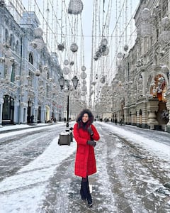 Raashi Khanna Photos: మాస్కో అందాల మధ్య విరిసిన ఎర్రగులాబీలా ఉన్న రాశీ ఖన్నా