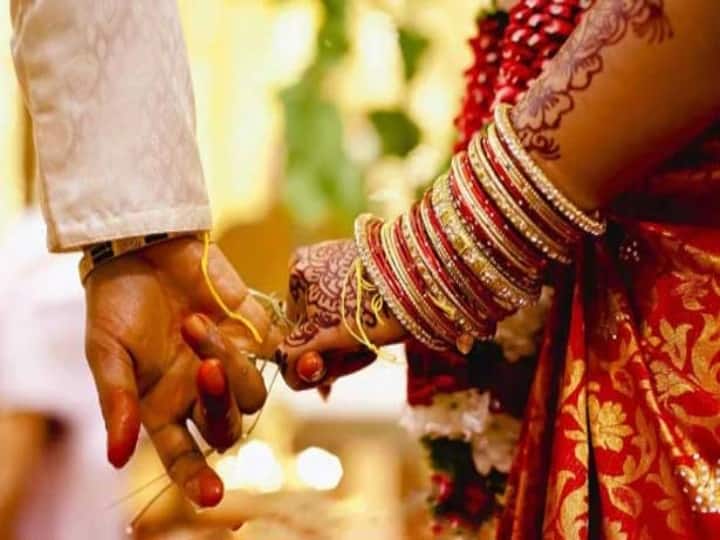 watch this viral video, DJ Speaker falls on bride-groom during photoshoot, video getting viral on social media Watch: दूल्हा-दुल्हन खिंचवा रहे थे फोटो, डीजे के स्पीकर को चाहिए था 'रास्ता', फिर जो हुआ वो दंग कर देगा