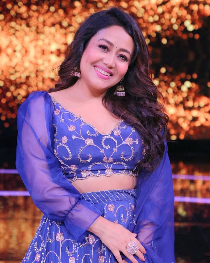 Neha Kakkar:बॉलीवुड की सबसे पॉपुलर सिंगर्स में से एक नेहा कक्कड़ जिनके गानों के बिना कोई भी पार्टी अधूरी रह जाती है, उनकी सोशल मीडिया पर भी तगड़ी फैन फॉलोइंग है. मीडिया रिपोर्ट्स के मुताबिक, नेहा हर गाने के लिए 15 लाख रुपये चार्ज करती हैं.