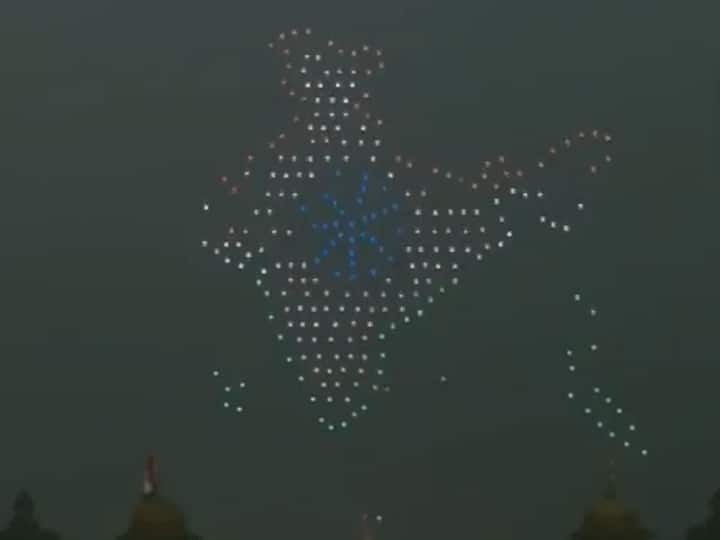 Drones formations at Vijay Chowk in Delhi on eve of 73rd Republic day celebrations Republic Day: ఈ డ్రోన్ల విన్యాసాలు చూస్తారా? 10 నిమిషాలు పండగే.. కళ్లు ఆర్పలేరు..