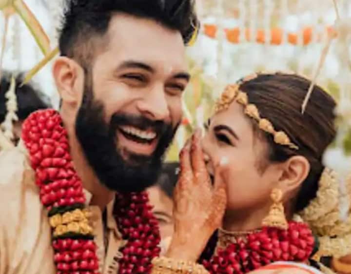 நடிகை மௌனி ராய் தரப்பு இதுகுறித்து மௌனமாக இருந்த போதும், அவரும் சூரஜ் நம்பியாரும் இணைந்து நேரம் செலவிடுவது குறித்த படங்கள் அடிக்கடி வெளியாகி ட்ரெண்டாகின