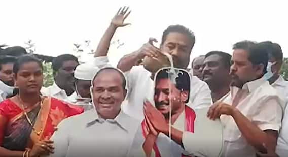 Sridhar Reddy: కొత్త జిల్లాల ఏర్పాటును స్వాగతిస్తూ నెల్లూరు లో సీఎం చిత్రపటానికి పాలాభిషేకం