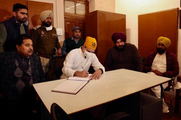 राहुल गांधी ने जलियांवाला बाग की विजिटर्स बुक में भी अपना अनुभव साझा किया. इस दौरान पार्टी ने ट्विटर पर मोदी सरकार पर जलियांवाला बाग में किए गए बदलावों पर निशाना साधा. कांग्रेस ने ट्वीट किया,